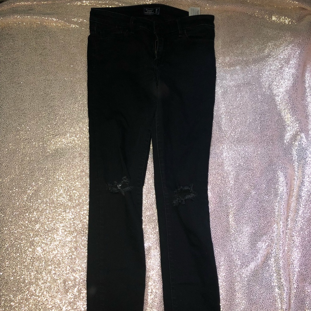 Black distressed skinny jean